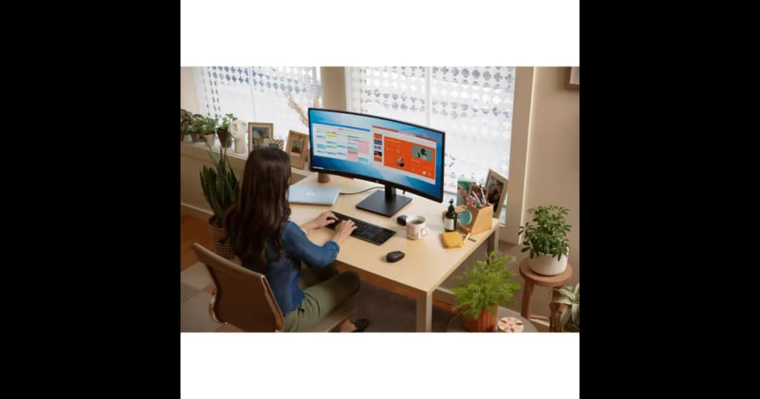 HP P34hc G4 34" WQHD Type-C Curved Monitor